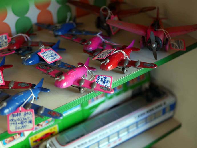 昭和レトロショップ懐かし屋の飛行機のおもちゃ
